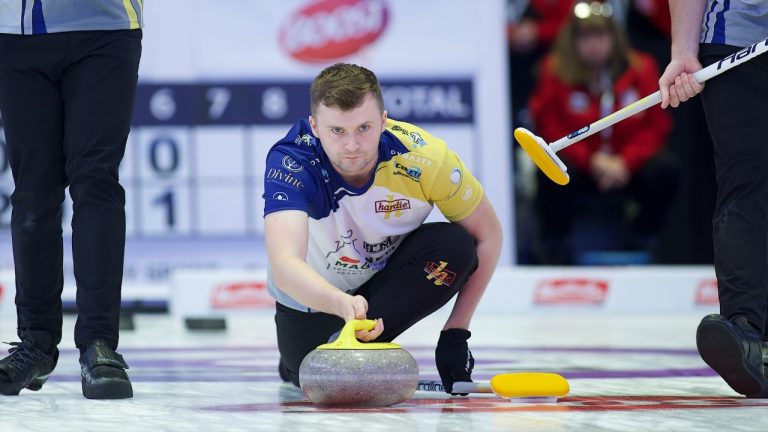 Bruce Mouat delivers a rock during the seventh draw of the Boost National on Oct. 5, 2022, at Memorial Gardens in North Bay, Ont. (Anil Mungal)