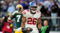 Giants score two touchdowns in fourth quarter to upset Packers in London