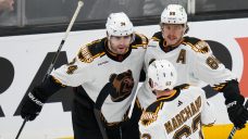 Bergeron leads Bruins to win over slumping Blues