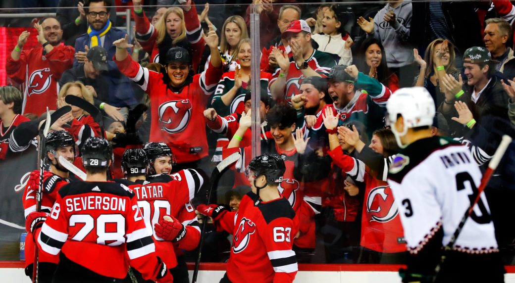 Devils fans sing 'sorry Lindy' as New Jersey extends win streak to nine