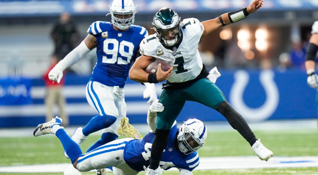 Jalen Hurts' late TD run gives Eagles win over Colts