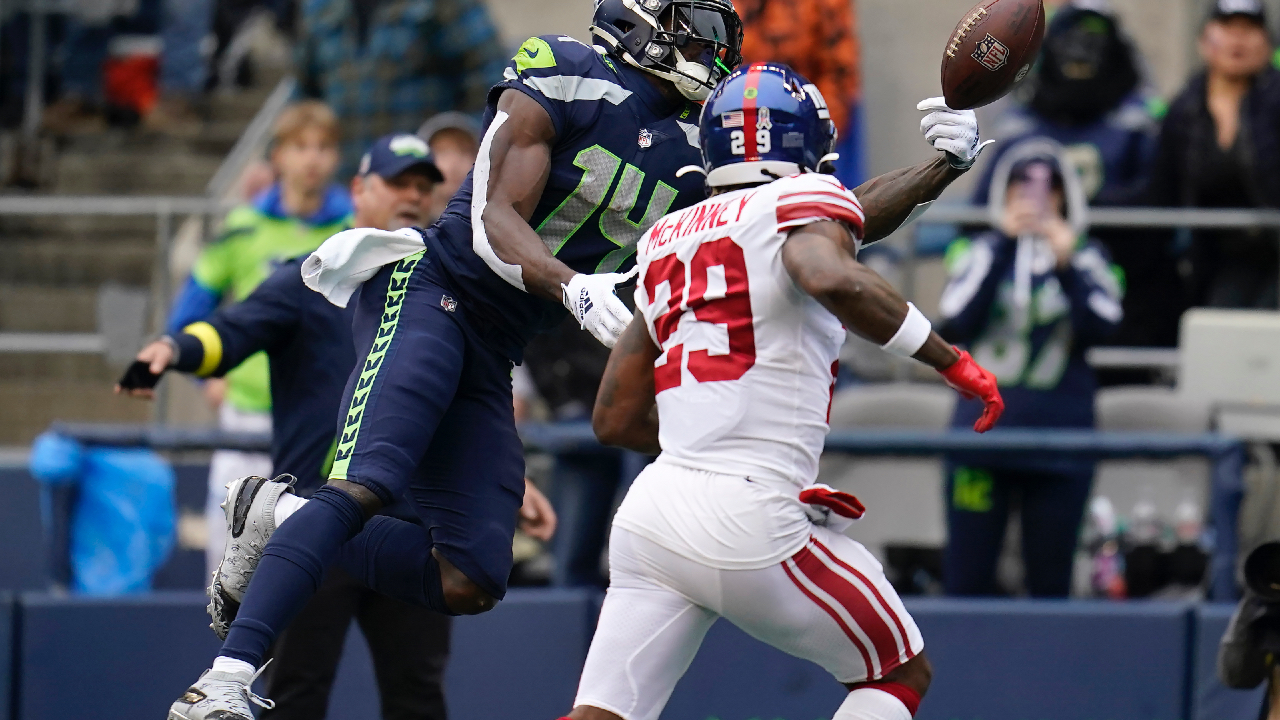 New York Giants safety Xavier McKinney (29) in coverage during an