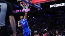 Antetokounmpo argues with arena worker, flings away ladder