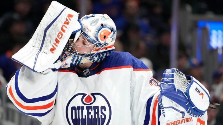 dmonton Oilers goaltender Jack Campbell (36) reacts after giving up a goal to the New York Islanders. (John Minchillo/AP)