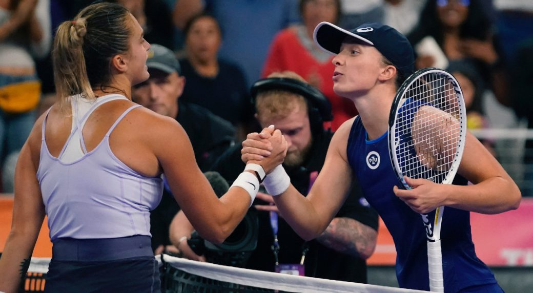 Sabalenka vence jogo adiado por chuva e pega Swiatek na semifinal do WTA  Finals