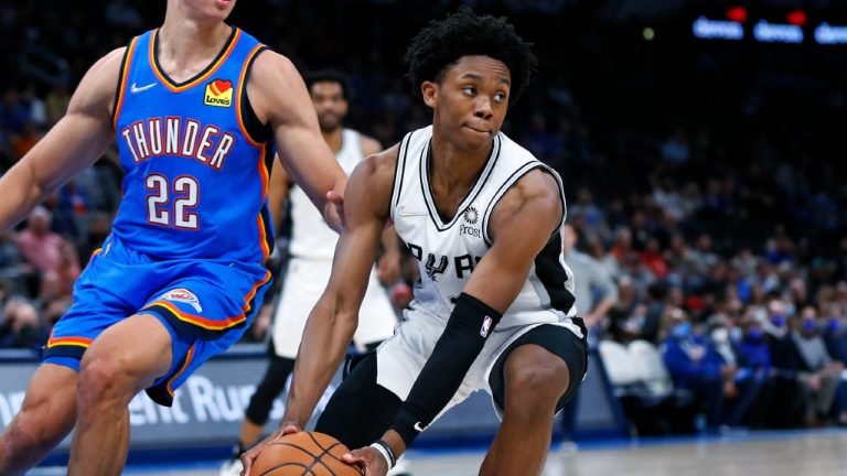 San Antonio Spurs guard Josh Primo, right, holds the ball away from Oklahoma City Thunder forward Isaiah Roby, left, in the first half of an NBA basketball game Wednesday, Feb. 16, 2022, in Oklahoma City. (Nate Billings/AP)