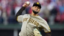 Padres, reliever Suarez agree to 5-year deal through &#8217;27