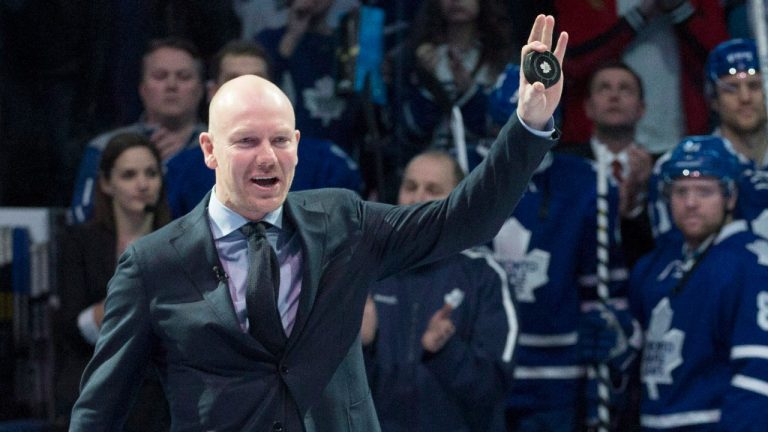 Former Toronto Maple Leafs captain Mats Sundin greets the crowd ahead Toronto Maple Leafs and Boston Bruins NHL hockey action in Toronto on Saturday March 23, 2013. Sundin, a member of the 2012 Hockey Hall of Fame induction class dropped the ceremonial puck. (Chris Young/THE CANADIAN PRESS)