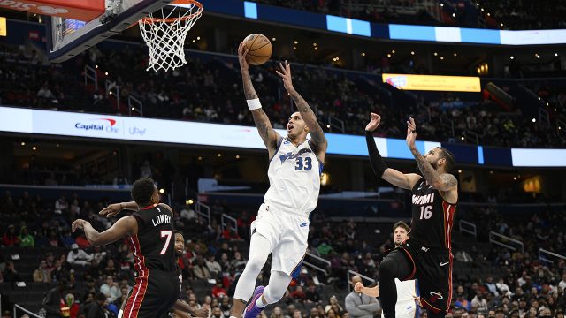 Giannis Antetokounmpo gets heated with arena worker, shoves ladder