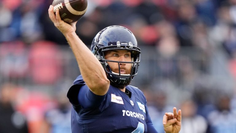 Toronto Argonauts quarterback McLeod Bethel-Thompson (4) throws the ball against the Montreal Alouettes during second half CFL Eastern Final football action in Toronto. (Frank Gunn/CP)