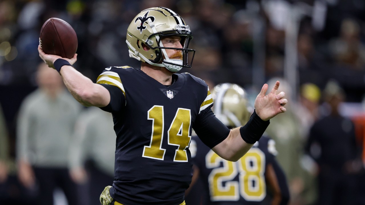 Dalton thrives, Stafford leaves, as Saints top Rams