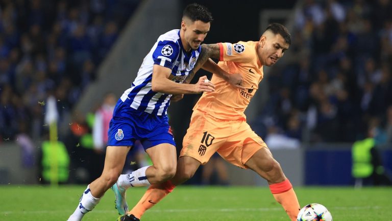 Atletico Madrid's Angel Correa, right, challenges for the ball with Porto's Stephen Eustaquio during a Champions League group B soccer match between FC Porto and Atletico Madrid at the Dragao stadium in Porto, Portugal, Tuesday, Nov. 1, 2022. Eustaquio and Evelyne Viens have been named Canada Soccer's players of the month for October. Eustaquio helped FC Porto qualify for the round of 16 in UEFA Champions League while Viens excelled in a pair of Canada wins in October international friendlies in Europe. (Luis Vieira/AP Photo)