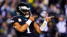 Hurts, Eagles run past Packers to improve to 10-1; Rodgers suffers injury