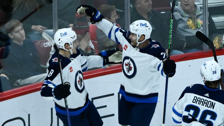 Winnipeg Jets right wing Saku Maenalanen (8) celebrates with center Dominic Toninato after Maenalanen scored a goal against the Chicago Blackhawks during the second period of an NHL hockey game. (Matt Marton/AP)