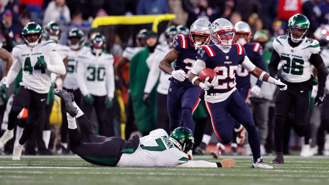 Patriots put CB Marcus Jones in for 1st offensive play of his career, and  he scores TD