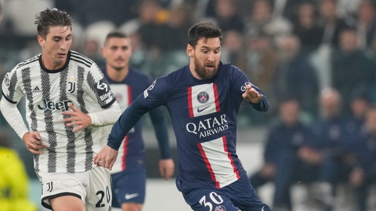 PSG's Lionel Messi, centre, runs with the ball past Juventus' Manuel Locatelli, right, and Juventus' Fabio Miretti during the Champions League group H soccer match between Juventus and Paris Saint Germain at the Allianz stadium in Turin, Italy, Wednesday, Nov. 2, 2022. (AP Photo/Antonio Calanni)