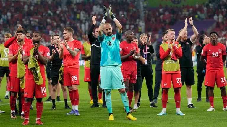 Canada's goalkeeper Milan Borjan, center, and his team applaud to spectators after the World Cup group F soccer match between Canada and Morocco. (Pavel Golovkin/AP)