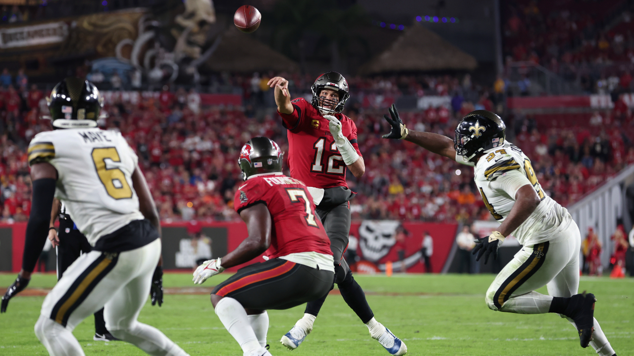 Jameis Winston throws 4 TDs as the Tampa Bay Buccaneers rally past