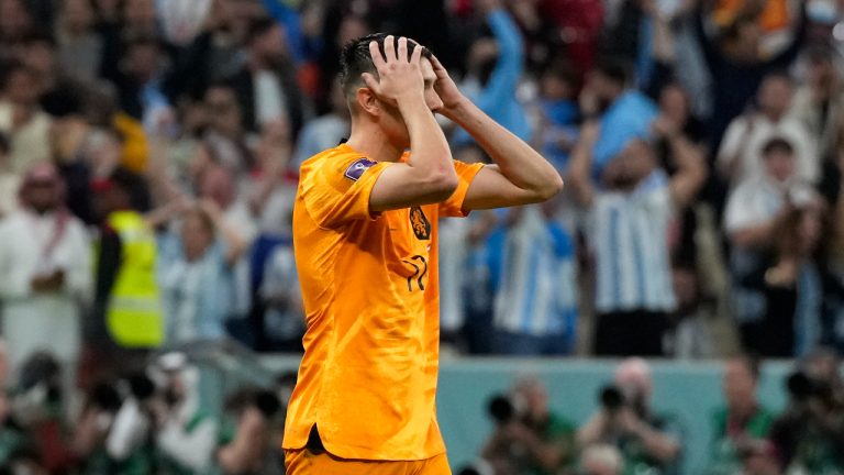 Steven Berghuis of the Netherlands reacts after failing to score during a penalty shoot out at the end of the World Cup quarterfinal soccer match between the Netherlands and Argentina, at the Lusail Stadium in Lusail, Qatar, Saturday, Dec. 10, 2022. (AP Photo/Ricardo Mazalan)