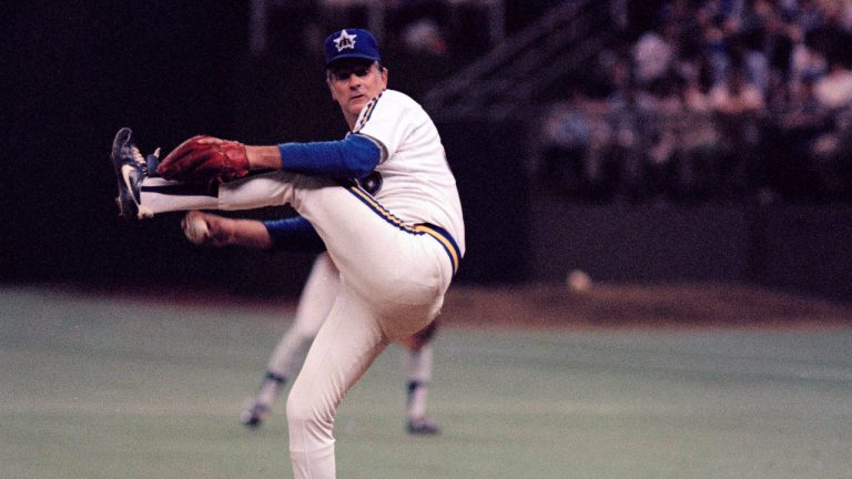 Seattle Mariners pitcher Gaylord Perry throws in his 300th Major League victory, a 7-3 win over the New York Yankees in Seattle, May 6, 1982. (Barry Sweet/AP)