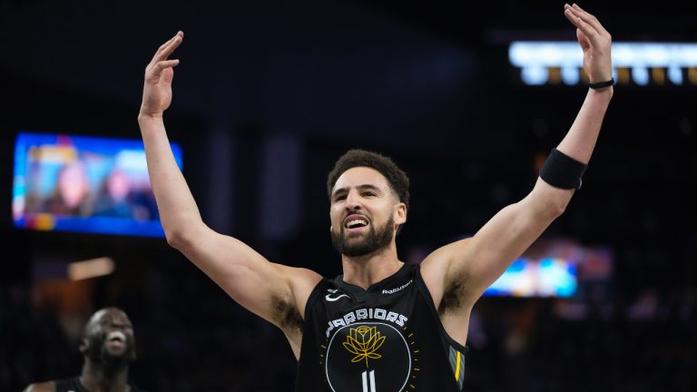 Klay Thompson reacts after scoring against the Memphis Grizzlies during the second half of an NBA basketball game. (Godofredo A. Vásquez/AP)