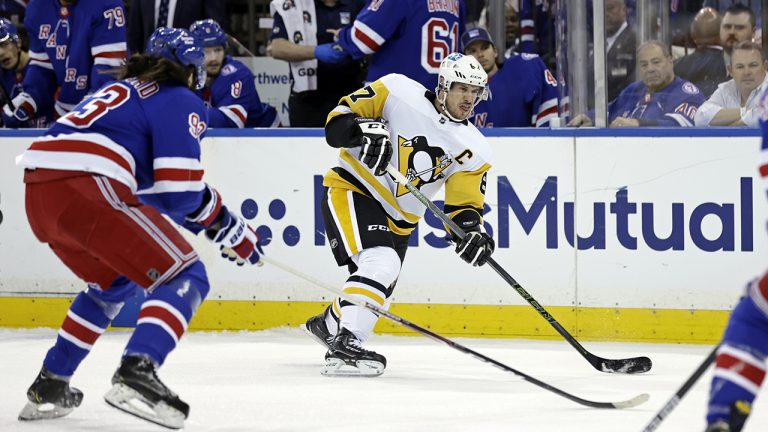 Pittsburgh Penguins centre Sidney Crosby shoots past New York Rangers center Mika Zibanejad. (AP)