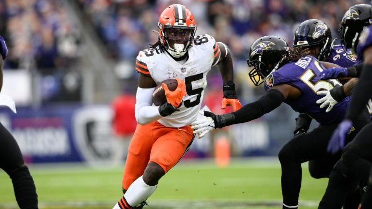 Cleveland Browns tight end David Njoku (85) runs past Baltimore Ravens linebacker Josh Bynes (56) in the second half of an NFL football game, Sunday, Oct. 23, 2022, in Baltimore. (Nick Wass/AP)