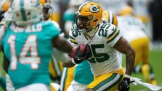 Packers keep playoff hopes alive with win over slumping Dolphins