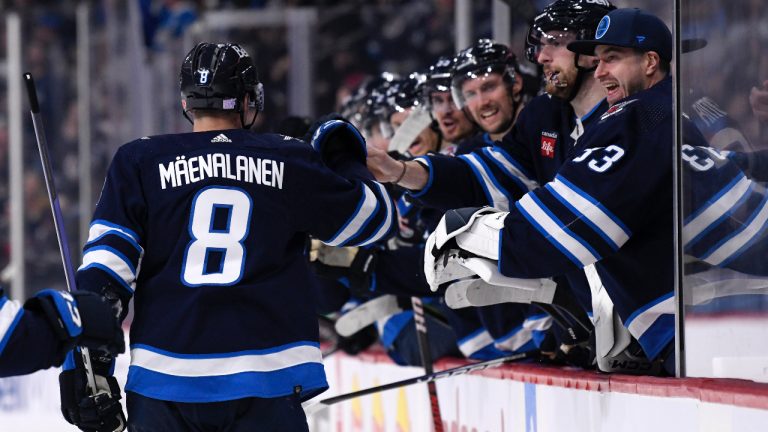 Winnipeg Jets' Saku Maenalanen (8) celebrates his goal against the Dallas Stars with teammates during second period NHL action in Winnipeg. (Fred Greenslade/CP)