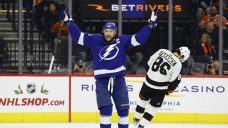 Stamkos has assist for 1,000th point, Lightning beat Flyers