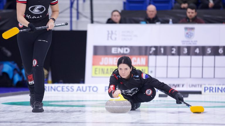 Kerri Einarson in action during the sixth draw of the WFG Masters on Dec. 7, 2022, at Sixteen Mile Sports Complex in Oakville, Ont. (Anil Mungal/GSOC)