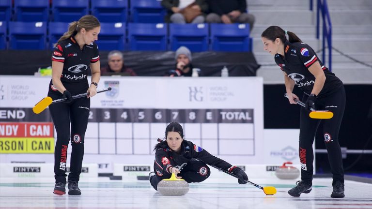 Kerri Einarson (centre) shoots a stone during Draw 12 action in the WFG Masters on Dec. 8, 2022, at Sixteen Mile Sports Complex in Oakville, Ont. (Anil Mungal/GSOC)