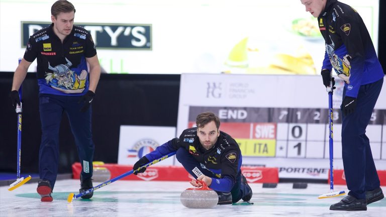 Oskar Eriksson (centre) prepares to throw a rock during the seventh draw of the WFG Masters on Dec. 7, 2022, at Sixteen Mile Sports Complex in Oakville, Ont. (Anil Mungal/GSOC)