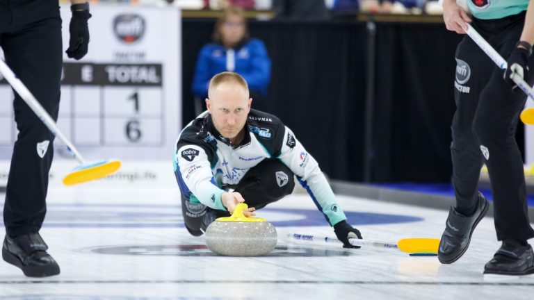 Brad Jacobs shoots a stone during the fourth draw of the KIOTI Tractor Champions Cup on May 4, 2022, at the Olds Sportsplex in Olds, Alta. (Anil Mungal/GSOC)