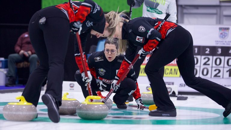 Team Lawes' Selena Njegovan (centre) calls instructions to sweepers Kristin MacCuish (left) and Jocelyn Peterman (right) during the opening draw of the WFG Masters on Dec. 6, 2022, at Sixteen Mile Sports Complex in Oakville, Ont. (Anil Mungal/GSOC)