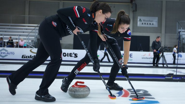 Team Einarson's Val Sweeting (left) and Shannon Birchard (right) sweep a stone during the 2022 HearingLife Tour Challenge at the Coca-Cola Centre in Grande Prairie, Alta. (Anil Mungal/GSOC)