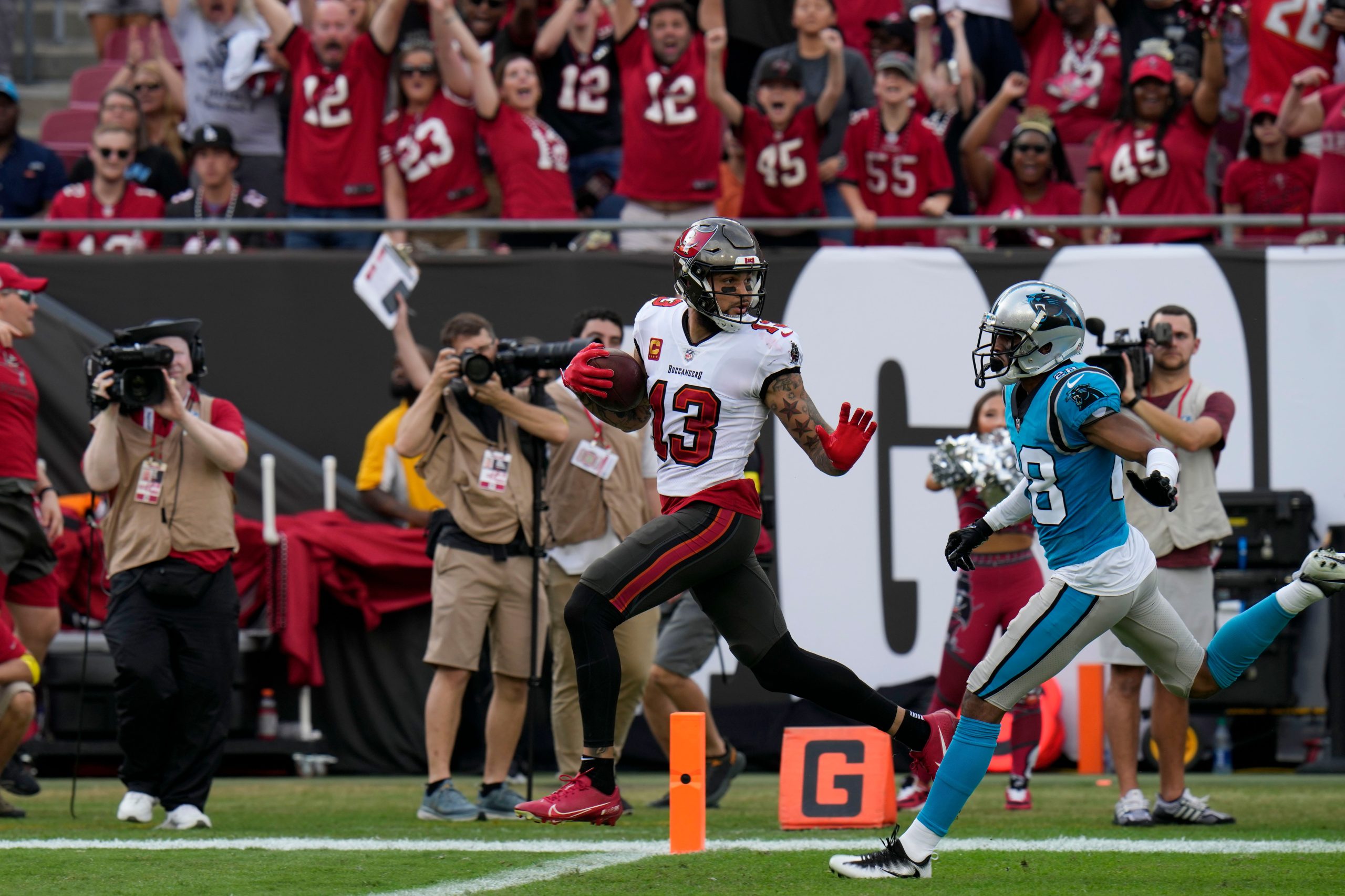 Tom Brady leads Buccaneers' win over Panthers to clinch division