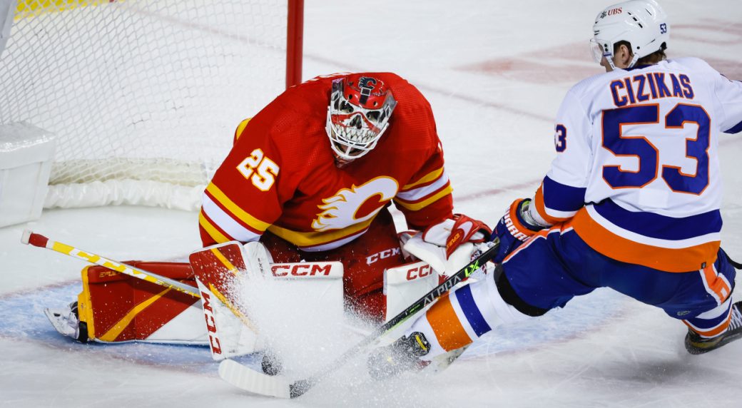 Markstrom, strong first period leads Flames to win over Islanders