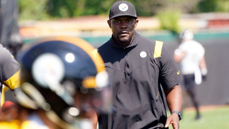 Pittsburgh Steelers senior defensive assistant Brian Flores, right, watches as the team goes through drills during an NFL football practice on May 31, 2022, in Pittsburgh. (Keith Srakocic/AP Photo)