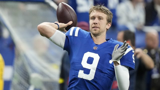 Colts' Foles carted off vs. Giants after Thibodeaux sack