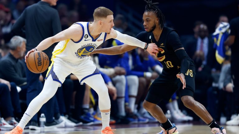 Golden State Warriors guard Donte DiVincenzo is defended by Cleveland Cavaliers guard Darius Garland during the first half of an NBA basketball game Friday, Jan. 20, 2023, in Cleveland. (Ron Schwane/AP Photo)