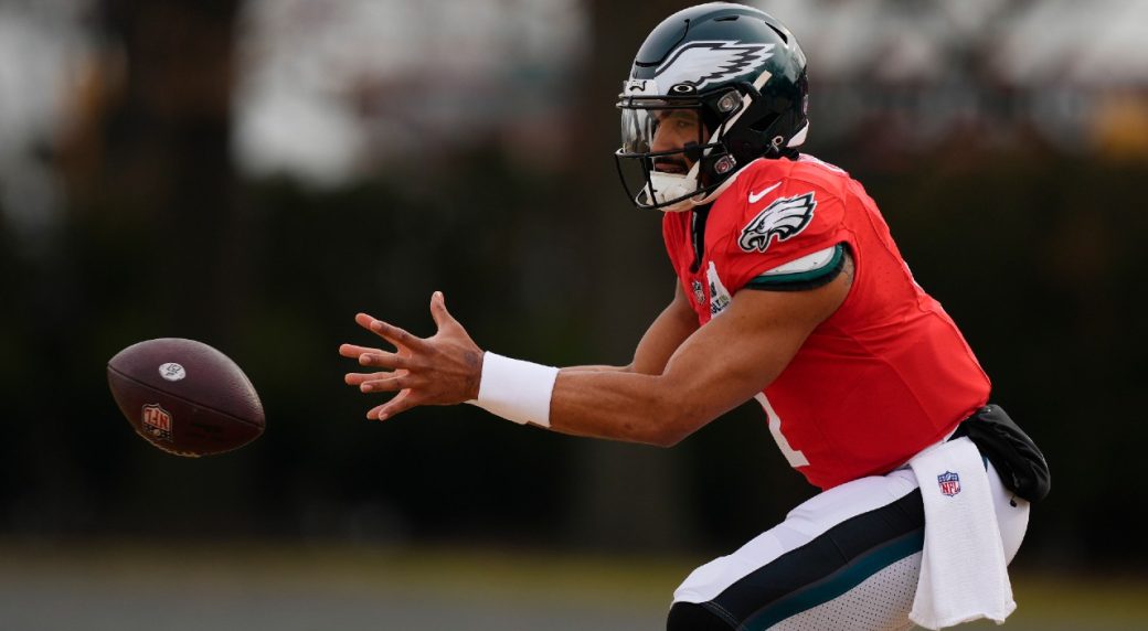 Eagles QB Jalen Hurts does best to protect sprained shoulder