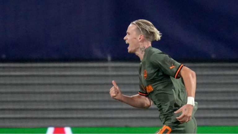 Shakhtar's Mykhailo Mudryk celebrates after scoring his side's third goal during the Champions League Group F soccer match between RB Leipzig and Shakhtar Donetsk, in Leipzig, Germany, Tuesday, Sept. 6, 2022. (Michael Sohn/AP)