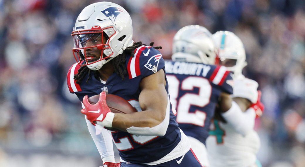 Patriots keep playoff hopes alive with win over Dolphins