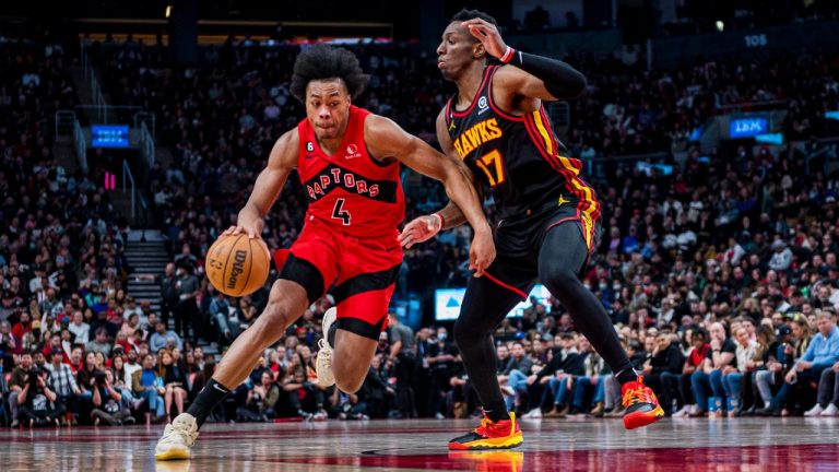 Toronto Raptors forward Scottie Barnes (4) moves the ball forward while defended by Atlanta Hawks forward Onyeka Okongwu (17). (Christopher Katsarov/CP)