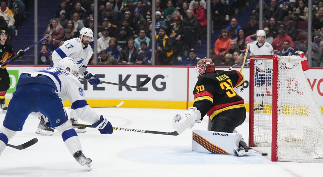 Lightning's Steven Stamkos scores 500th career NHL goal vs. Canucks