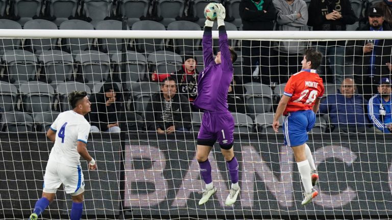 El Salvador goalkeeper Tomas Romero makes a save during the second half of an international friendly soccer match. (Jae C. Hong/AP)