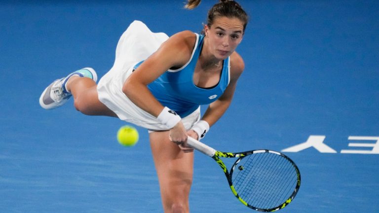 Italy's Lucia Bronzetti serves to Valentini Grammatikopoulou of Greece during their semifinal match at the United Cup tennis event in Sydney, Australia, Saturday, Jan. 7, 2023. (Mark Baker/AP)