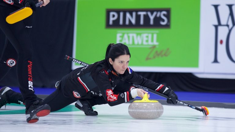 Kerri Einarson shoots a stone during the women's quarterfinals of the WFG Masters on Saturday, Dec. 10, 2022, in Oakville, Ont. (Anil Mungal/GSOC)