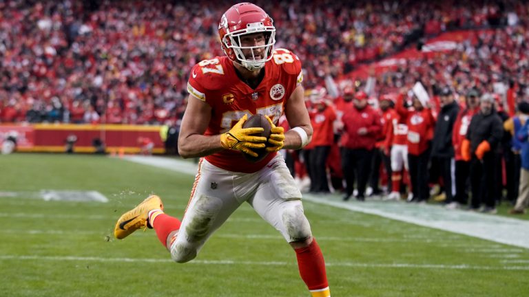 Kansas City Chiefs tight end Travis Kelce (87) scores a touchdown against the Jacksonville Jaguars during the first half of an NFL divisional round playoff football game, Saturday, Jan. 21, 2023, in Kansas City, Mo. (Ed Zurga/AP)